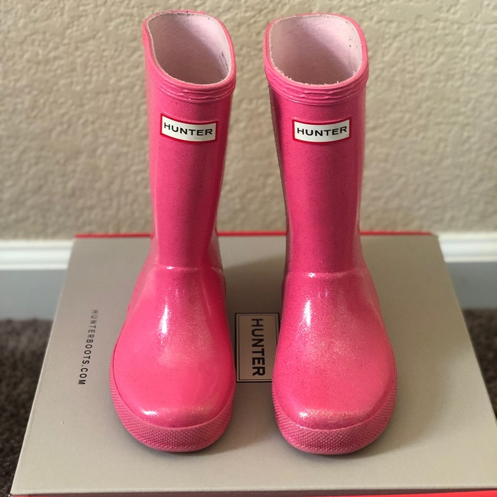 Hunter kids (US 11/UK 10) rain boots in arcade pink (starcloud glitter) color.